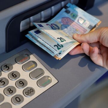 Una madre cae en la trampa de la falsa hija en apuros y entrega casi 3.000 euros: a la cárcel el titular de la cuenta