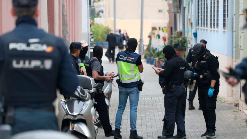 La Policía toma La Trinidad, en Málaga capital, en imágenes