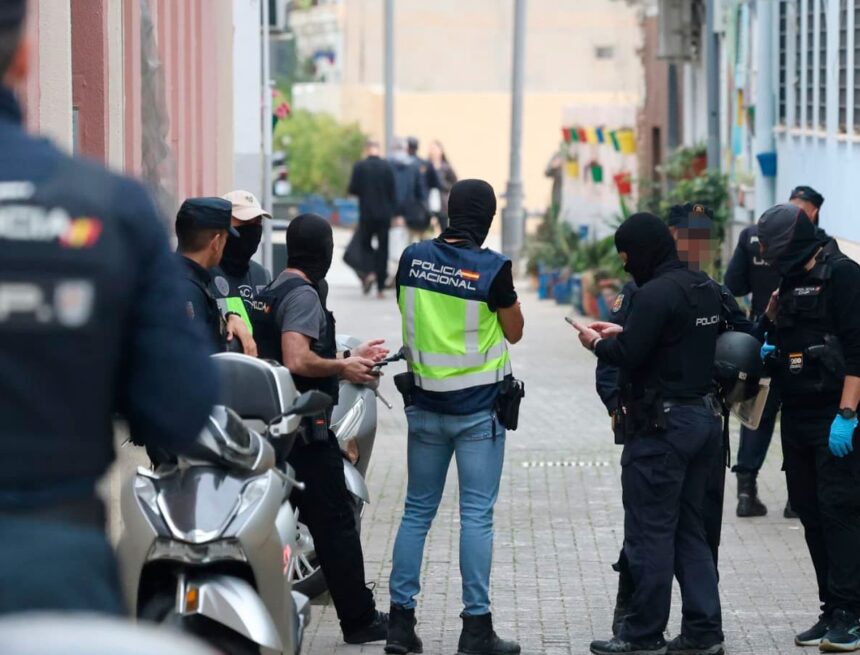 La Policía toma La Trinidad, en Málaga capital, en imágenes