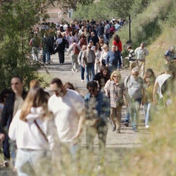 Centenares de peregrinos 'coronan' el Monte Calvario el Viernes Santo en Málaga: "Hemos parado y hecho una reflexión" Centenares de peregrinos ‘coronan’ el Monte Calvario el Viernes Santo en Málaga: «Hemos parado y hecho una reflexión»