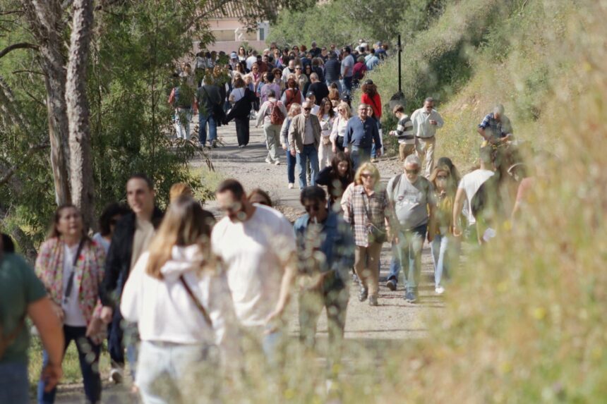 Centenares de peregrinos ‘coronan’ el Monte Calvario el Viernes Santo en Málaga: «Hemos parado y hecho una reflexión»