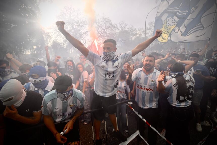 Las fotos del espectacular recibimiento al Málaga CF antes de jugar con el Castellón