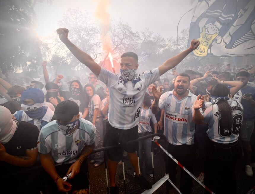 Las fotos del espectacular recibimiento al Málaga CF antes de jugar con el Castellón