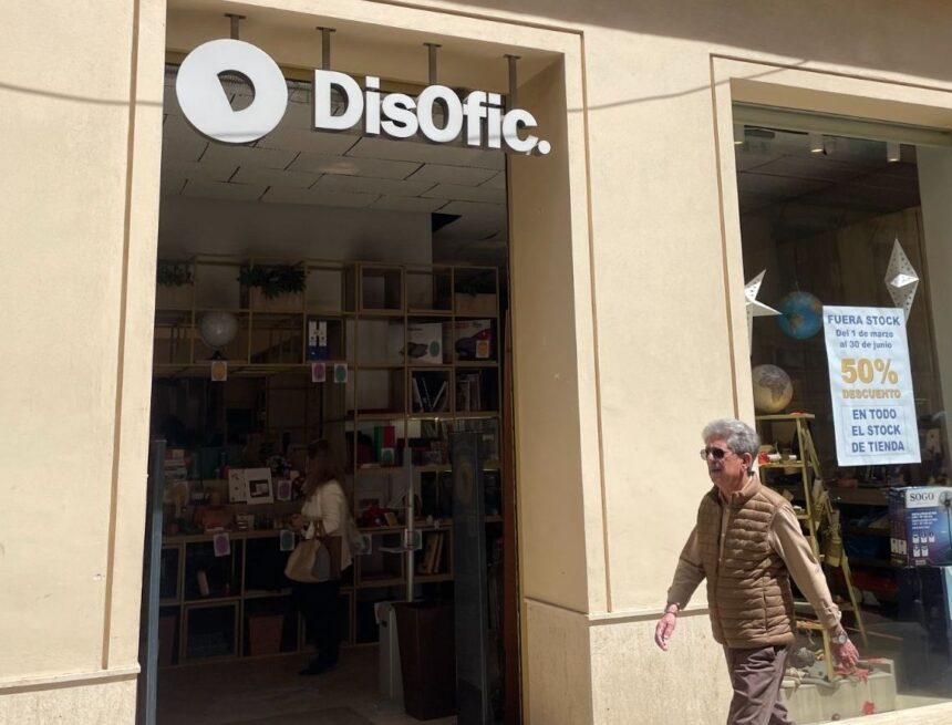 DisOfic cerrará tras más de 60 años en Málaga: ‘‘Solución no hay, la deuda es bastante grande’’ DisOfic cerrará tras más de 60 años en Málaga: ‘‘Solución no hay, la deuda es bastante grande’’