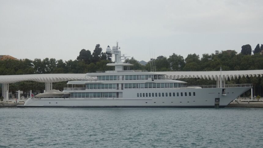 El ‘Yate del Samurai’, propiedad del cofundador de Oracle, visita el puerto de Málaga