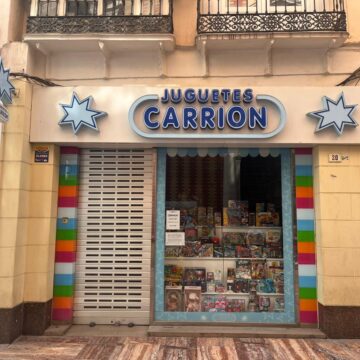 Adiós a Juguetes Carrión: la mítica juguetería malagueña echa el cierre tras 70 años: «Los niños juegan con otras cosas que no son juguetes»