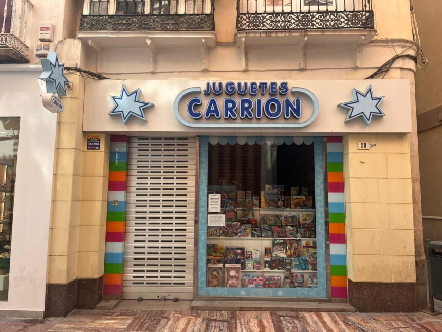 Adiós a Juguetes Carrión: la mítica juguetería malagueña echa el cierre tras 70 años: "Los niños juegan con otras cosas que no son juguetes" Adiós a Juguetes Carrión: la mítica juguetería malagueña echa el cierre tras 70 años: «Los niños juegan con otras cosas que no son juguetes»