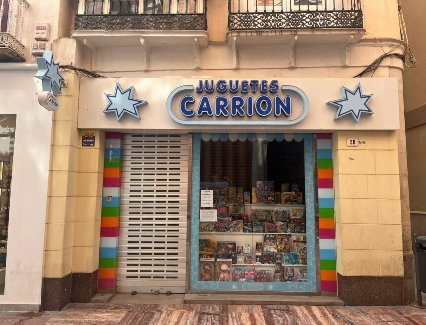 Adiós a Juguetes Carrión: la mítica juguetería malagueña echa el cierre tras 70 años: «Los niños juegan con otras cosas que no son juguetes»
