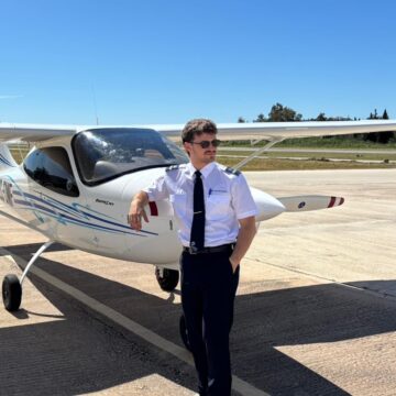 Un sueño de altura: el malagueño Antonino García comparte su formación como piloto de avión