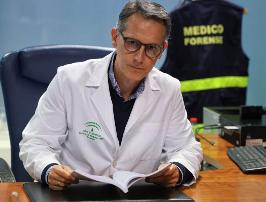 El forense malagueño Fernando Martín: “El delirium agitado no lo provoca el táser, aunque puede aumentar el estrés” El forense malagueño Fernando Martín: “El delirium agitado no lo provoca el táser, aunque puede aumentar el estrés”