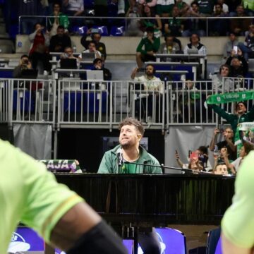 Pablo López emociona al Carpena con su himno del Unicaja Pablo López emociona al Carpena con su himno del Unicaja