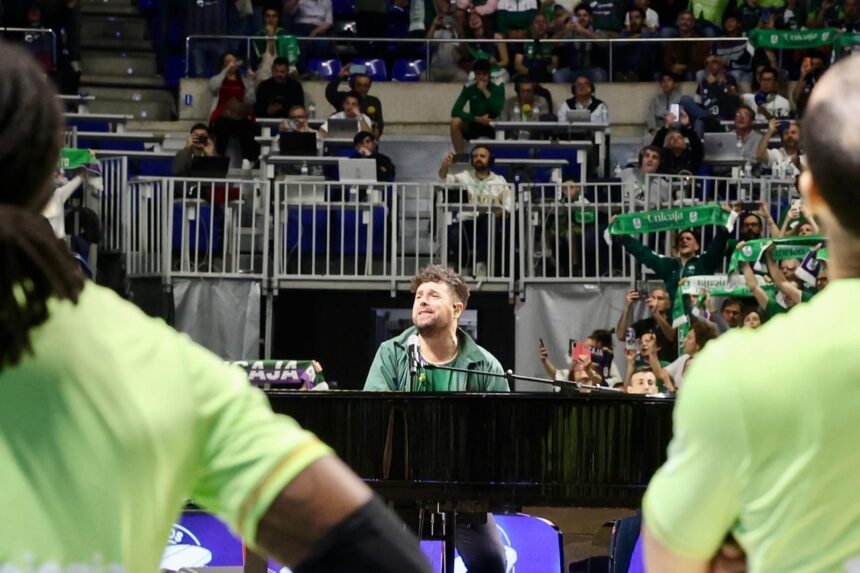 Pablo López emociona al Carpena con su himno del Unicaja