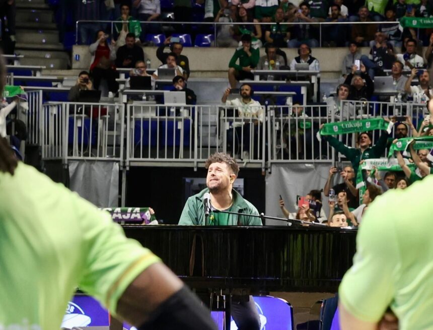 Pablo López emociona al Carpena con su himno del Unicaja