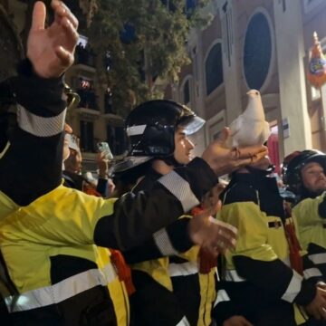 Suelta de palomas en la salida de la Virgen de La Paloma de Málaga