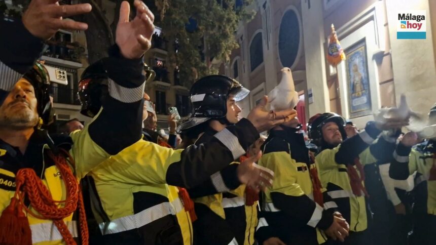 Suelta de palomas en la salida de la Virgen de La Paloma de Málaga