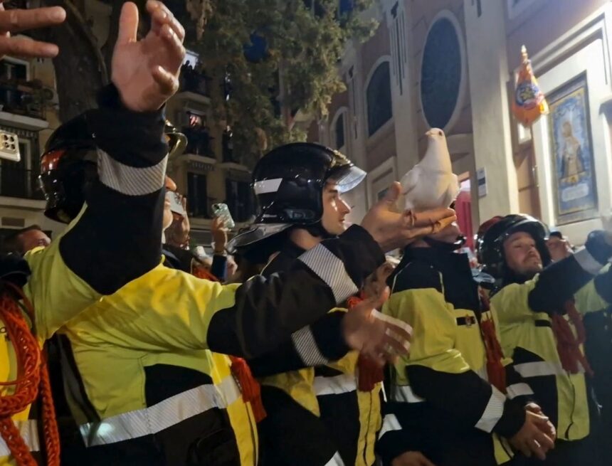 Suelta de palomas en la salida de la Virgen de La Paloma de Málaga