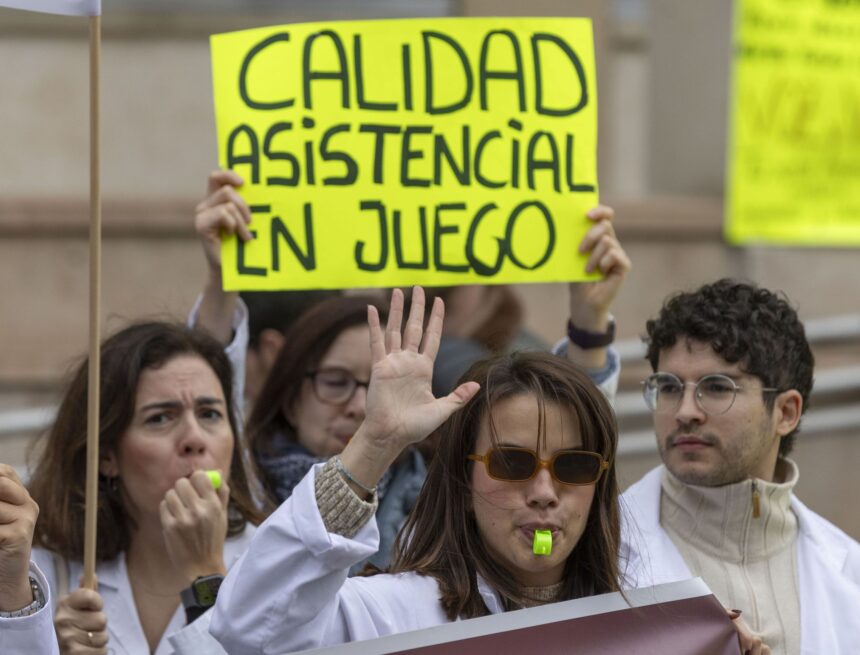 Baile de cifras en el seguimiento de la huelga de médicos de Málaga Baile de cifras en el seguimiento de la huelga de médicos de Málaga
