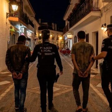 La Policía Local de Benalmádena manda una foto falsa creada con IA sobre dos detenidos