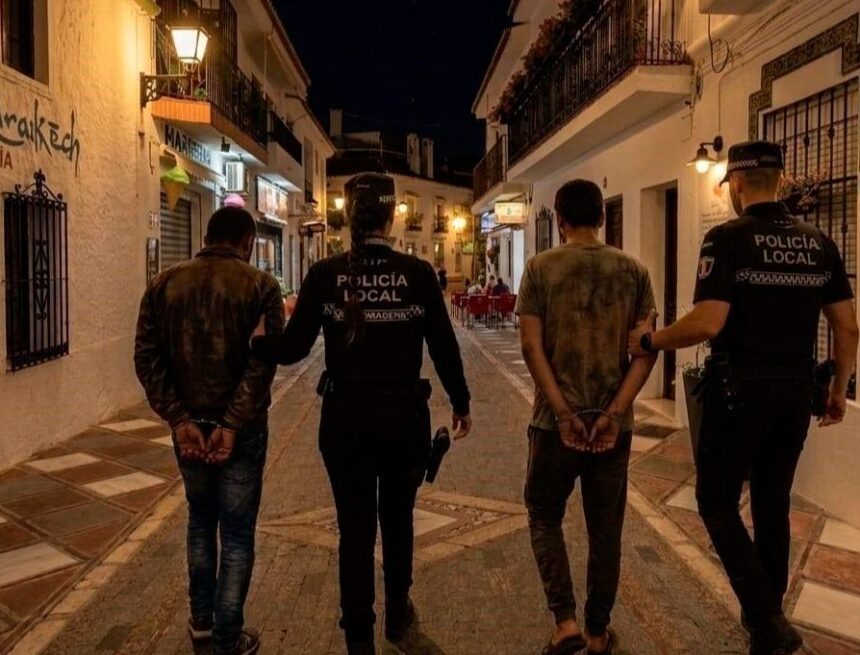 La Policía Local de Benalmádena manda una foto falsa creada con IA sobre dos detenidos