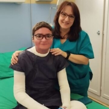 Adrián, el joven malagueño con piel de mariposa, de los primeros en España en recibir el tratamiento Vyjuvek