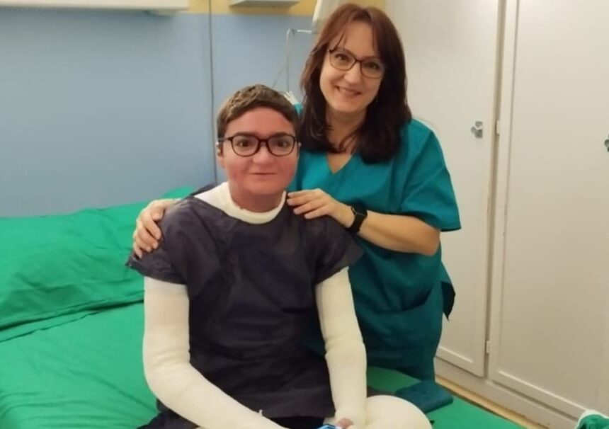Adrián, el joven malagueño con piel de mariposa, de los primeros en España en recibir el tratamiento Vyjuvek