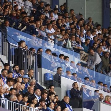 De Juanma Moreno a Dean Huijsen: Mucho VIP en el Málaga CF-Castellón