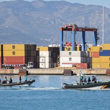 Las maniobras de seguridad de la Armada y la Guardia Civil en el puerto de Málaga, en fotos