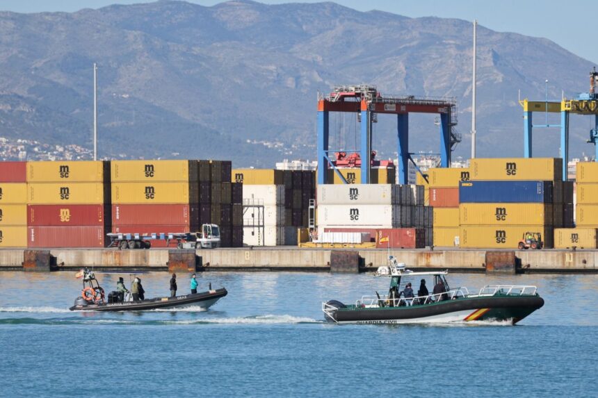 Las maniobras de seguridad de la Armada y la Guardia Civil en el puerto de Málaga, en fotos