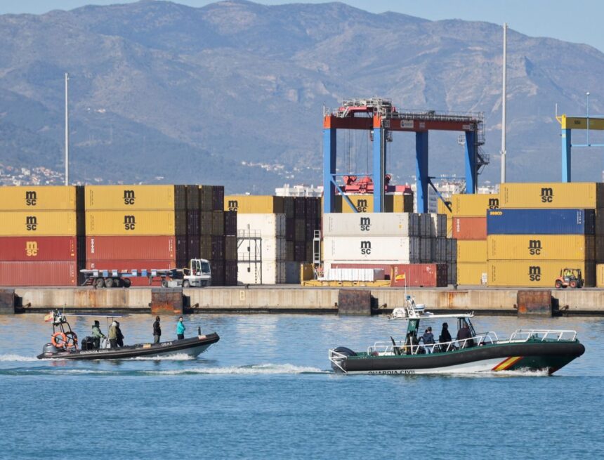 Las maniobras de seguridad de la Armada y la Guardia Civil en el puerto de Málaga, en fotos Las maniobras de seguridad de la Armada y la Guardia Civil en el puerto de Málaga, en fotos