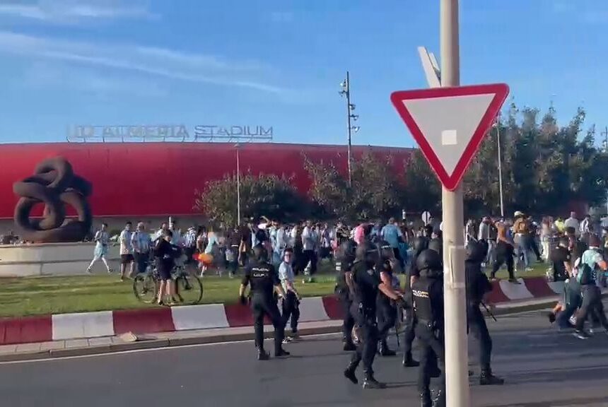 Cinco detenidos, cuatro "ultras" del Málaga CF, por los incidentes en Almería Cinco detenidos, cuatro «ultras» del Málaga CF, por los incidentes en Almería