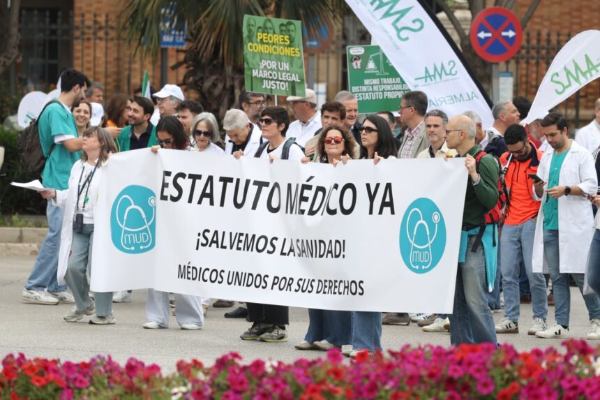 Los médicos vuelven a tomar las calles: "Es inhumano, no se puede estar trabajando 24 horas" Los médicos vuelven a tomar las calles: «Es inhumano, no se puede estar trabajando 24 horas»