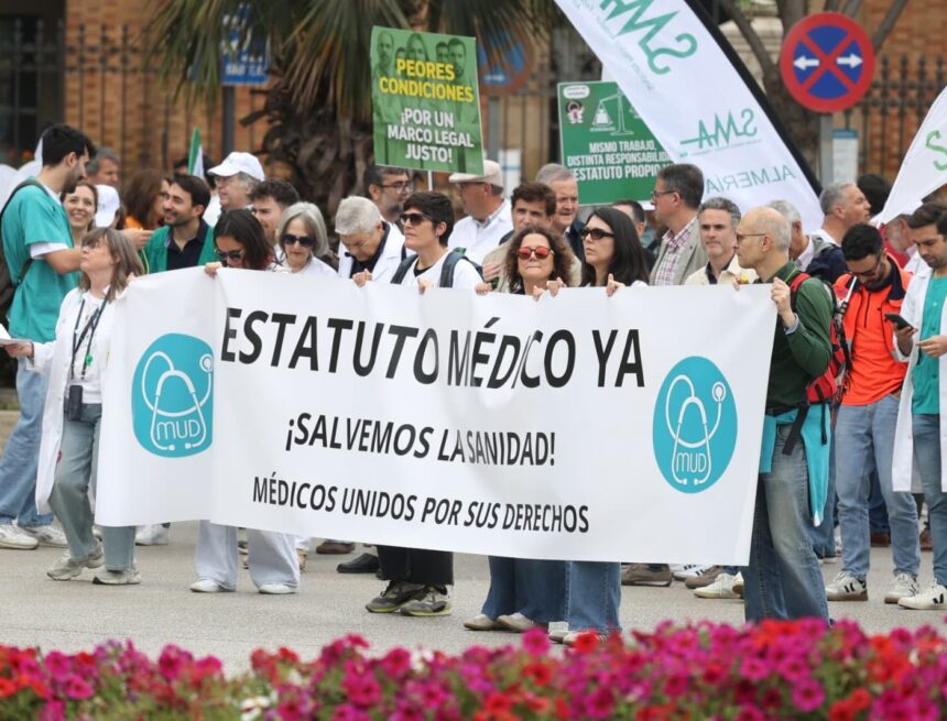Los médicos vuelven a tomar las calles: «Es inhumano, no se puede estar trabajando 24 horas»