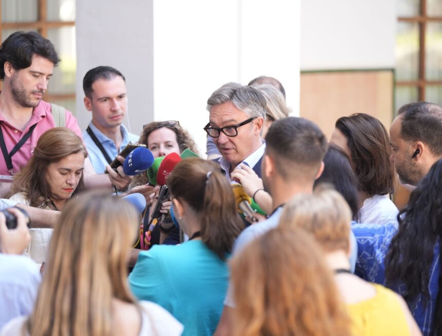 Vox muestra sus cartas a Moreno:  Pide impedir que el SAS atienda a los migrantes «ilegales»