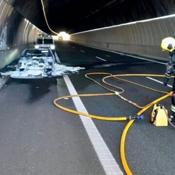 Un vehículo resulta calcinado en el túnel de la AP46 en Casabermeja y otro arde en la estación de peaje