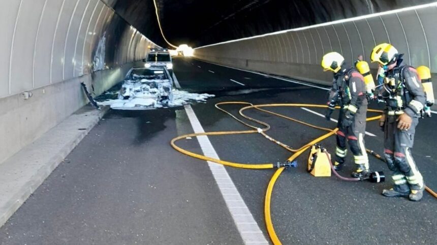 Un vehículo resulta calcinado en el túnel de la AP46 en Casabermeja y otro arde en la estación de peaje