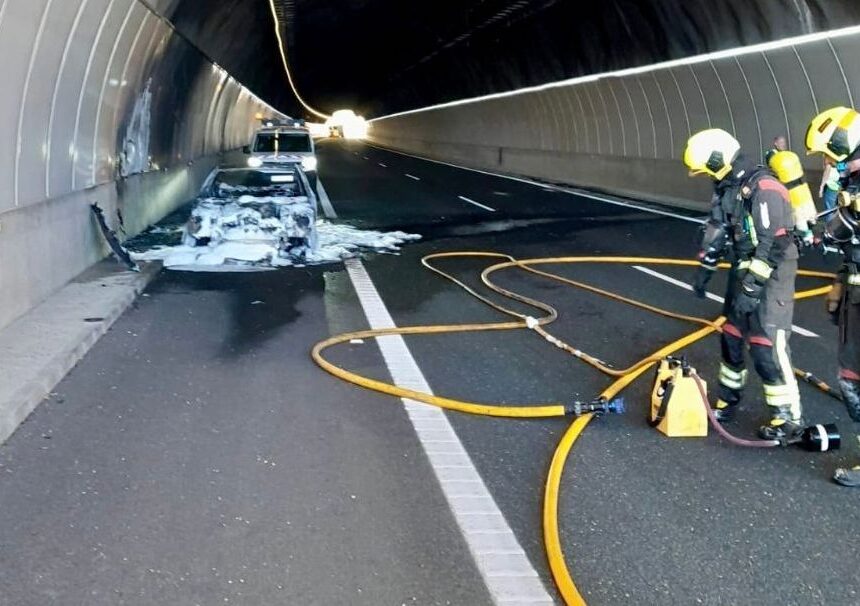 Un vehículo resulta calcinado en el túnel de la AP46 en Casabermeja y otro arde en la estación de peaje
