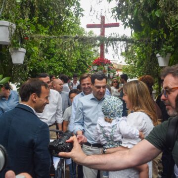 El PP y Juanma Moreno se llevan la campaña a las Cruces de Mayo de Córdoba, en fotos