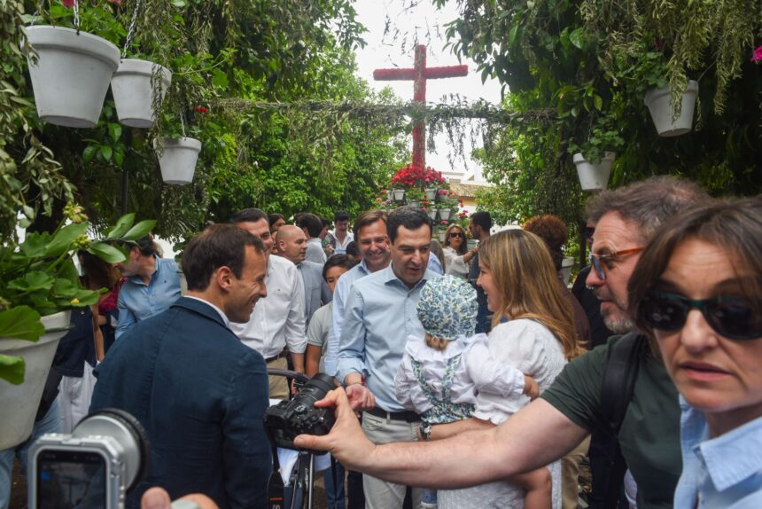 El PP y Juanma Moreno se llevan la campaña a las Cruces de Mayo de Córdoba, en fotos