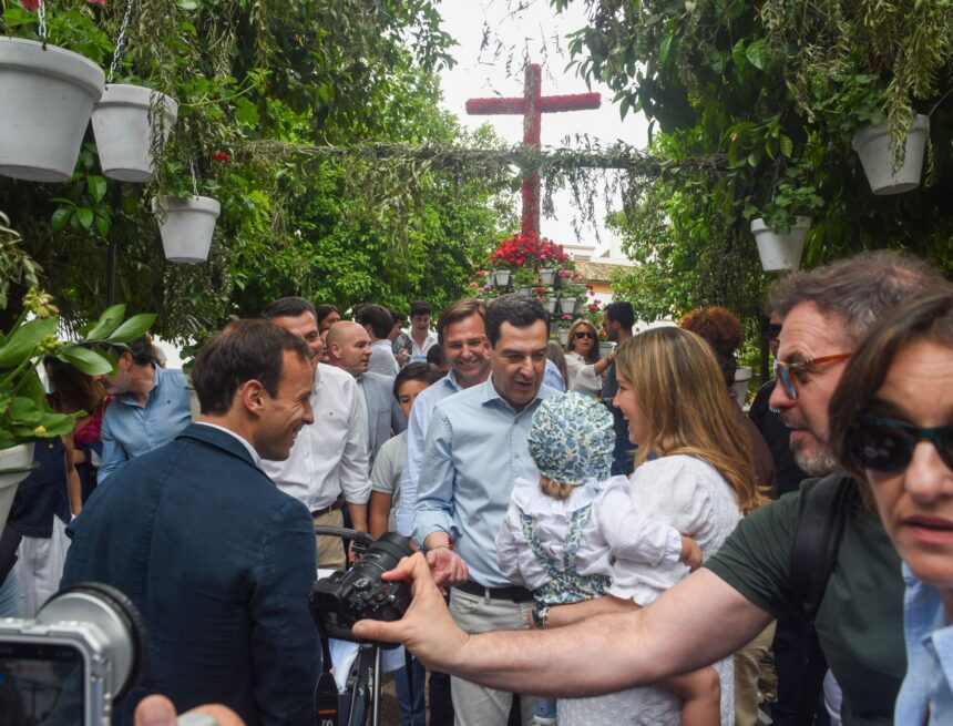 El PP y Juanma Moreno se llevan la campaña a las Cruces de Mayo de Córdoba, en fotos