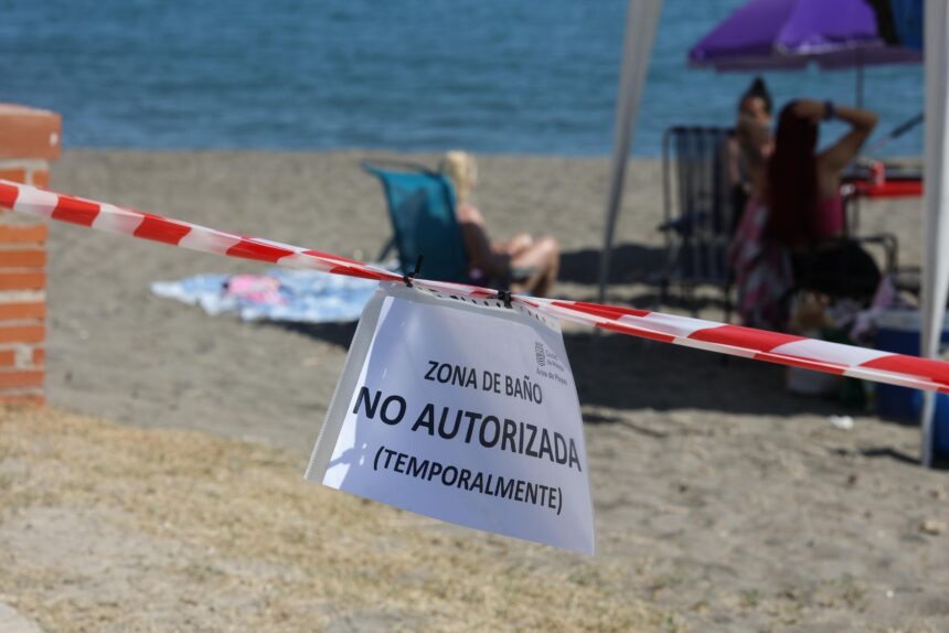 El vertido de aguas fecales cierra parte de la playa de Guadalmar de Málaga al baño