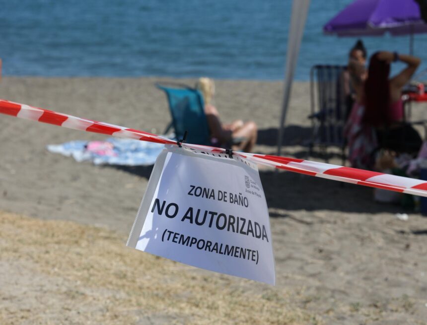 El vertido de aguas fecales cierra parte de la playa de Guadalmar de Málaga al baño