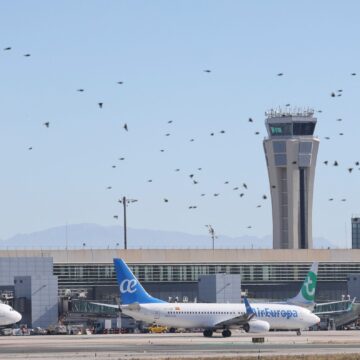 El aeropuerto de Málaga alcanza por primera vez los 7,7 millones de pasajeros hasta abril, aupado por el corte del AVE