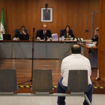 La ex novia del cura de Málaga acusado de abusos declara que tenía «carpetas clasificadas» de mujeres presuntamente violadas