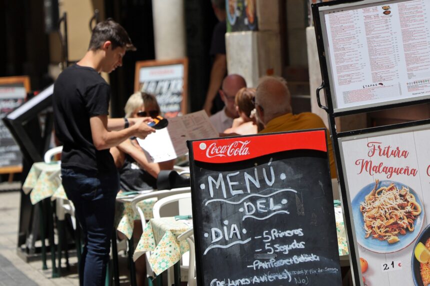 Málaga reduce el paro en abril hasta los 104.415 desempleados impulsada por los servicios