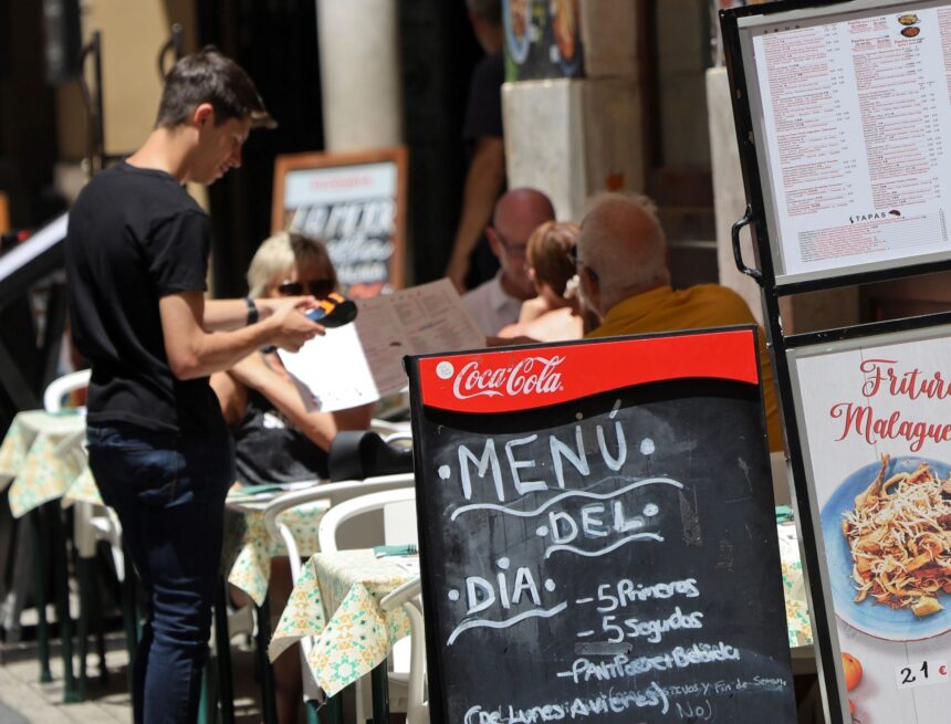 Málaga reduce el paro en abril hasta los 104.415 desempleados impulsada por los servicios