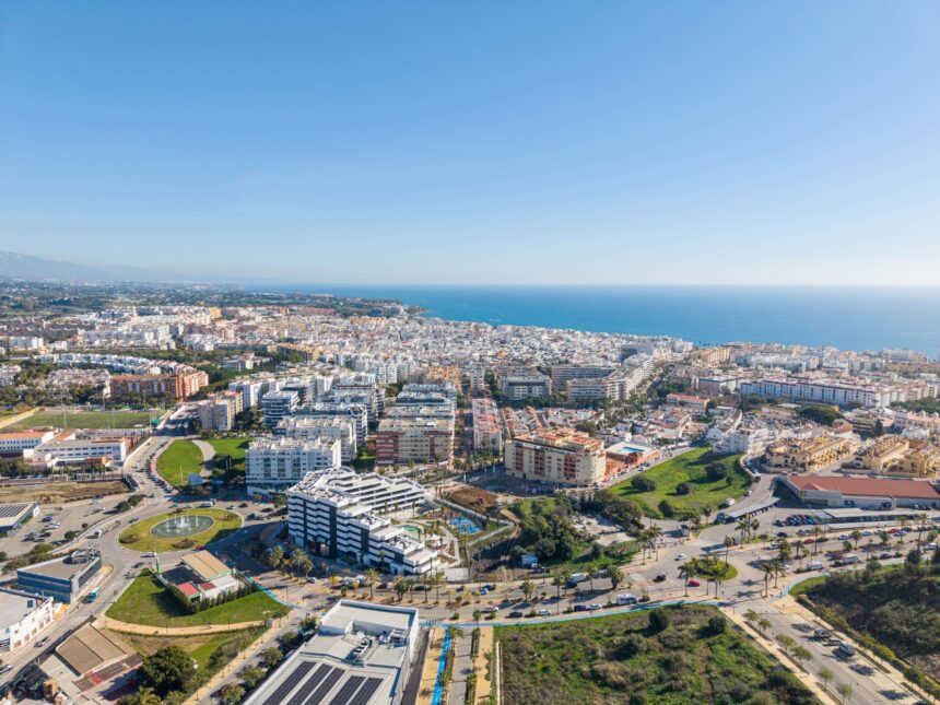 El Supremo corrige a un juzgado de Estepona en un conflicto vecinal 10 años después