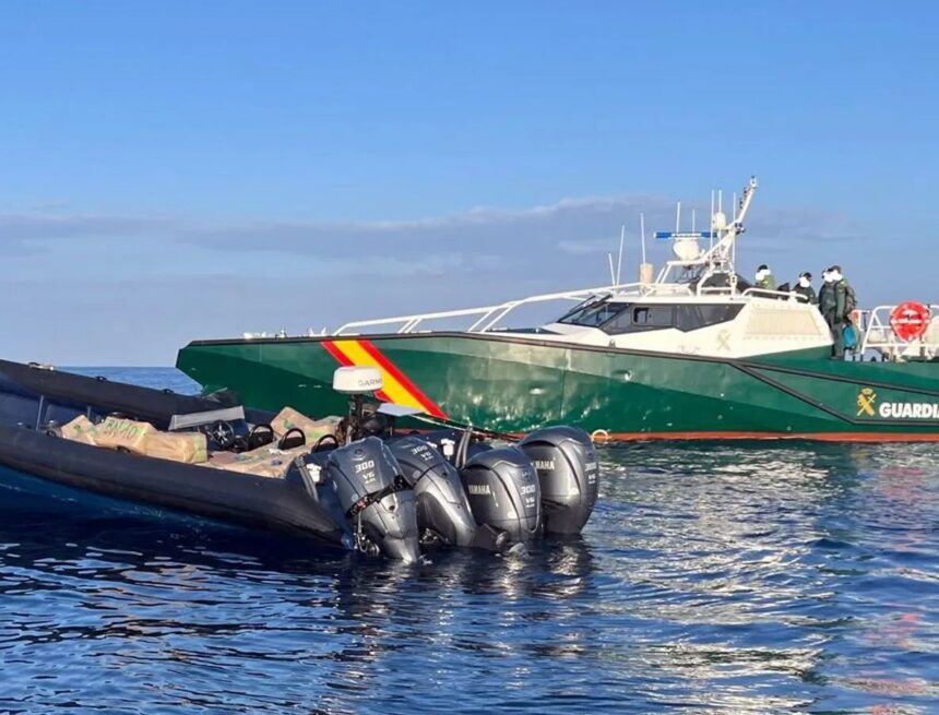 Mueren dos guardias civiles al chocar dos patrulleras persiguiendo una narcolancha en Huelva Mueren dos guardias civiles al chocar dos patrulleras persiguiendo una narcolancha en Huelva