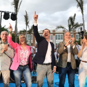 Juanma Moreno cierra la campaña en busca de los cuatro escaños en el aire: «Va a depender de la última canasta»
