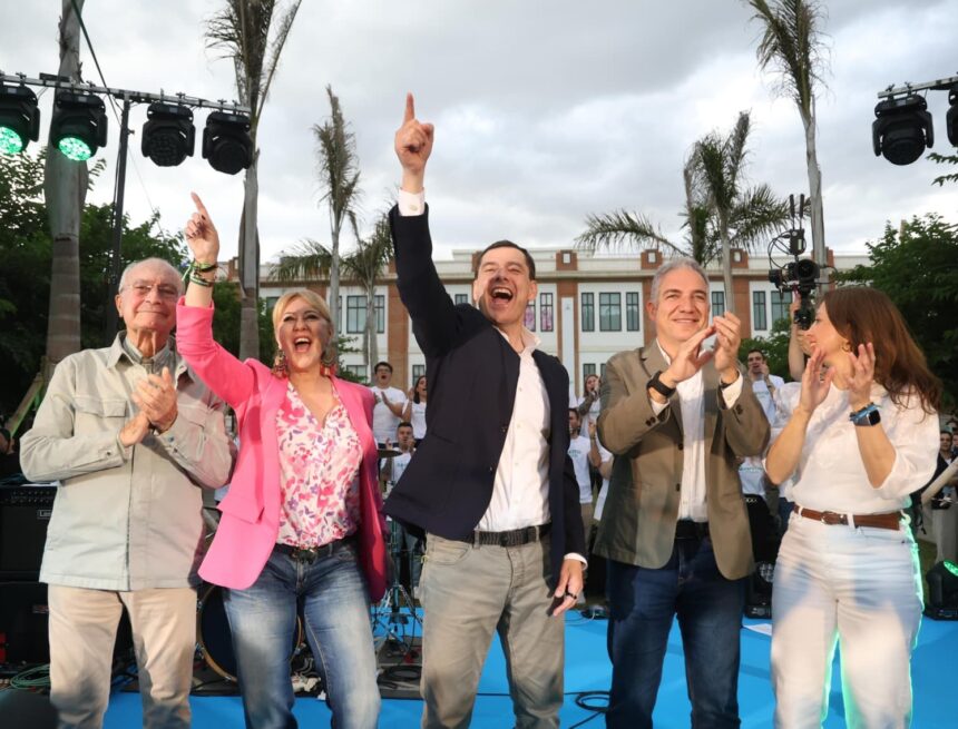 Juanma Moreno cierra la campaña en busca de los cuatro escaños en el aire: "Va a depender de la última canasta" Juanma Moreno cierra la campaña en busca de los cuatro escaños en el aire: «Va a depender de la última canasta»