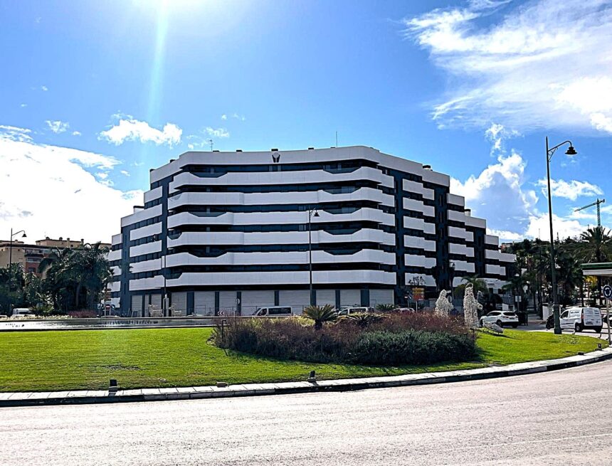 Endesa envía a Estepona una «propuesta previa» para dar la luz a 72 familias
